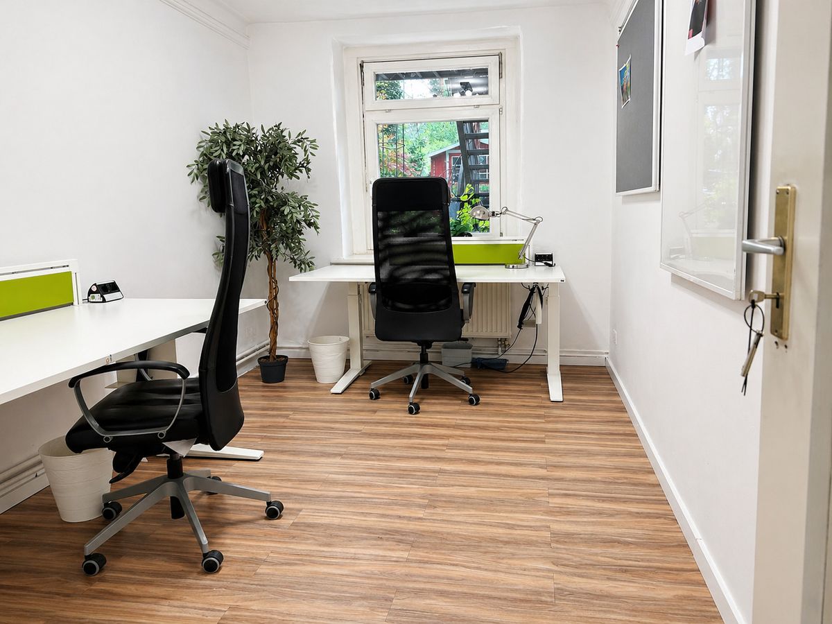 Einzelbüro mit zwei Schreibtischen im Gründer Hub Hamburg